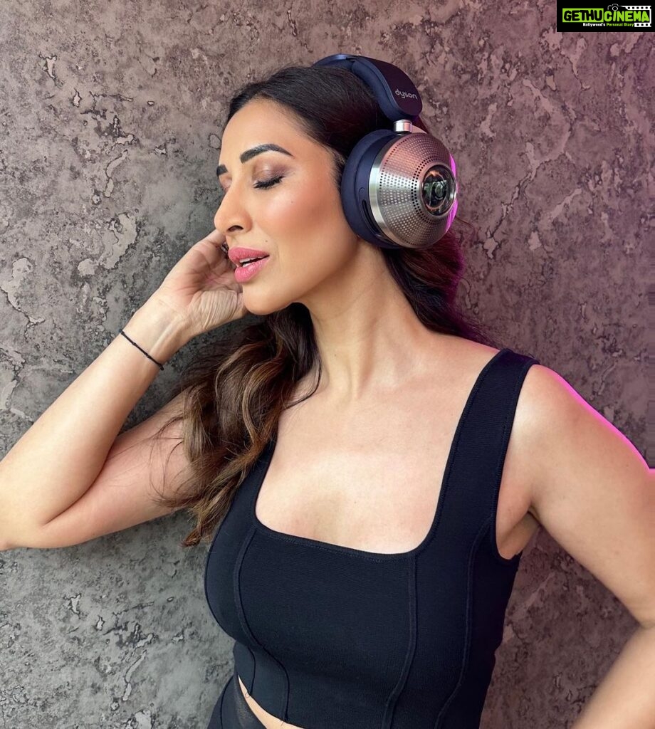 Sophie Choudry Instagram - The Dyson Zone has finally arrived in India🎧 I cannot even begin to explain how much I love them! For someone who is in the music industry, this is a blessing in disguise 😍 The audio quality is phenomenal and the advanced noise cancelling feature is noteworthy! Also, the battery life is insane- goes upto 50 hours once fully charged to ensure an unforgettable musical experience!! #dysonzone #dysonindia #gifted