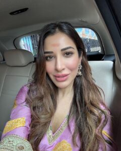 Sophie Choudry Instagram - Ganpati Bappa Morya🙏🏼❤️ Beautiful day, beautiful Darshan!#grateful #blessed #ganpati #lalbaughcharaja #newbeginnings Lal Baugh Cha Raja- Mumbai