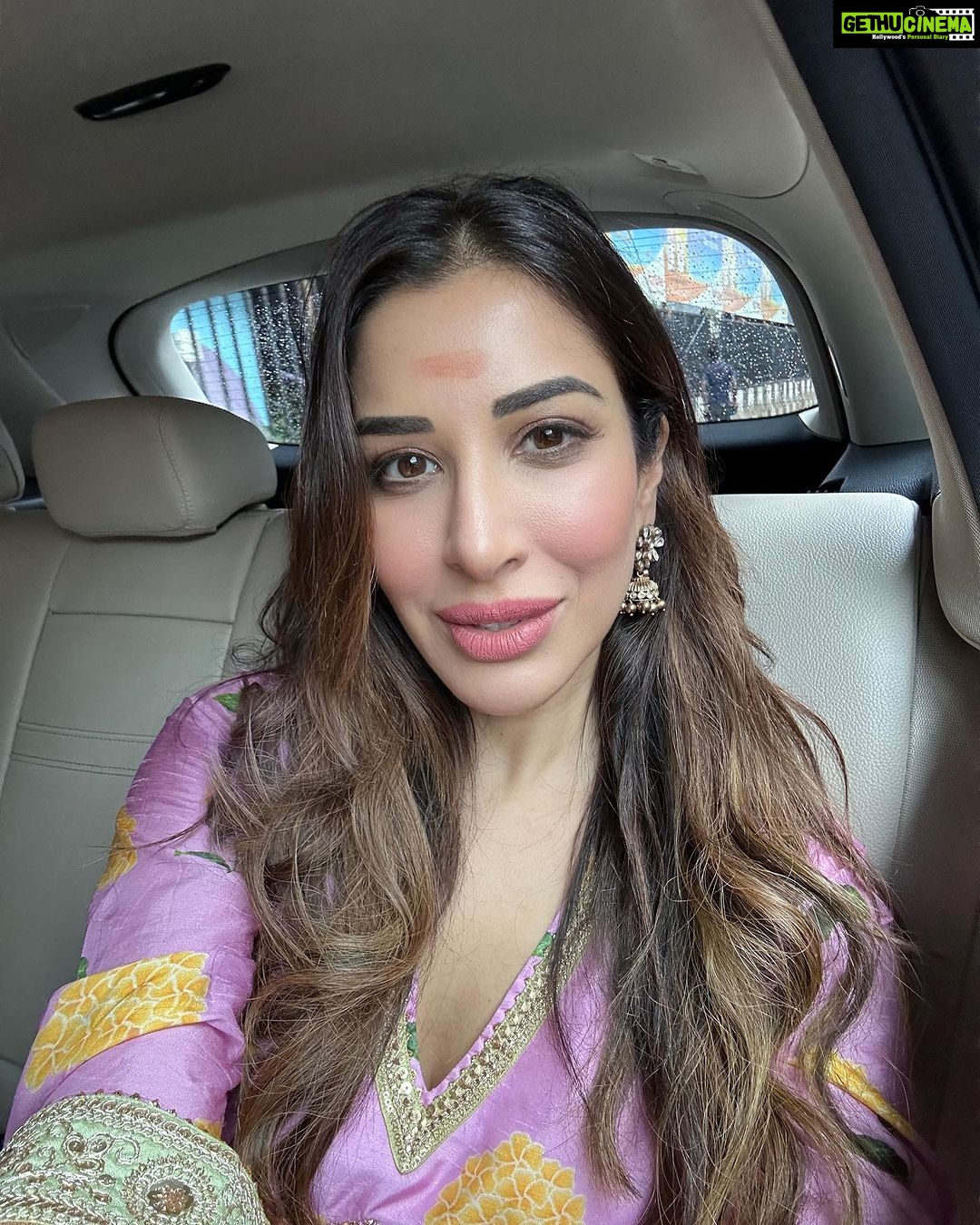 Sophie Choudry Instagram - Ganpati Bappa Morya🙏🏼❤️ Beautiful day, beautiful Darshan!#grateful #blessed #ganpati #lalbaughcharaja #newbeginnings Lal Baugh Cha Raja- Mumbai