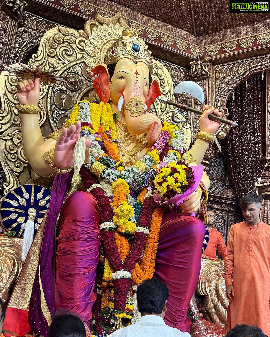 Sophie Choudry Instagram - Ganpati Bappa Morya🙏🏼❤️ Beautiful day, beautiful Darshan!#grateful #blessed #ganpati #lalbaughcharaja #newbeginnings Lal Baugh Cha Raja- Mumbai
