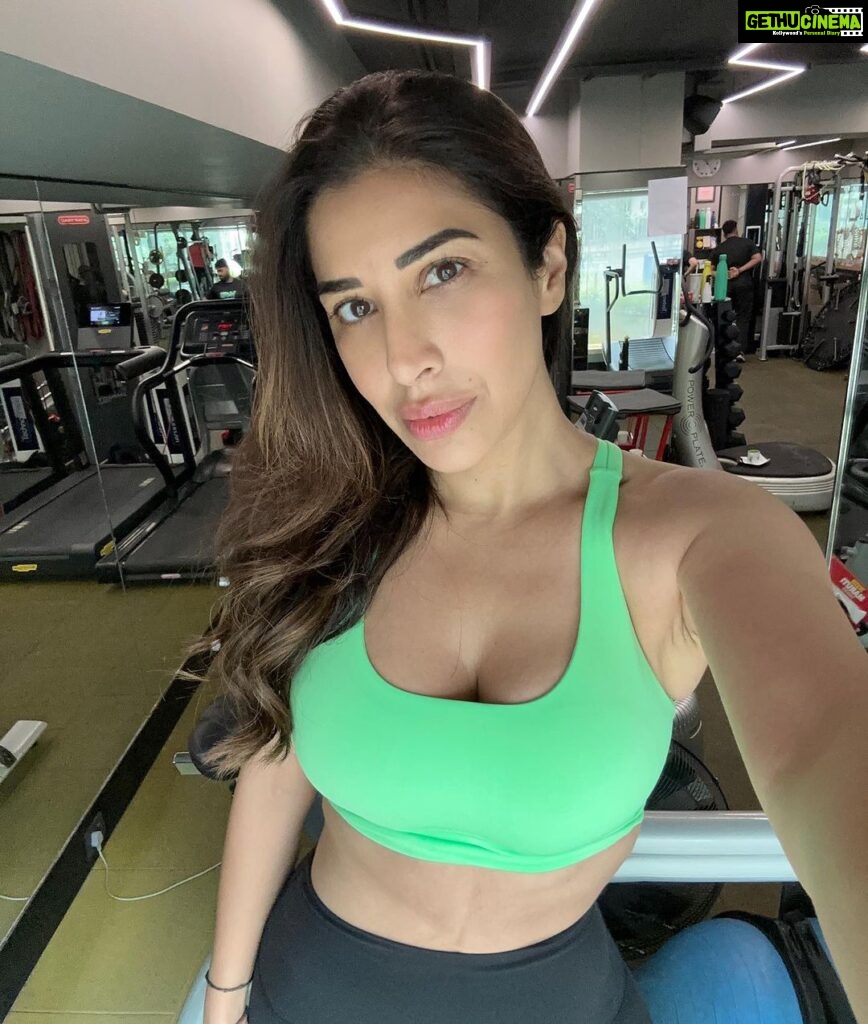 Sophie Choudry Instagram - Why should motivation only be for Mondays?🤓💪🏼 Getting my fitness back one day at a time after that crazy viral knocked me out for a month!! Let’s go!!! #midweekmotivation #pilatesgirl #fitnessgoals #sophiechoudry YKBI Offcial