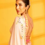 Sophie Choudry Instagram - Happiness is saris & modaks💛 #ganeshchaturthi #ganpati Outfit @gopivaiddesigns HMU @harryrajput64 📸 @ishanzaka #sari #pastelprettiness #styleinspo #desigiril #happiness #sophiechoudry