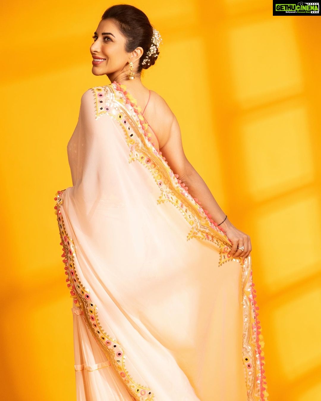 Sophie Choudry Instagram - Happiness is saris & modaks💛 #ganeshchaturthi #ganpati Outfit @gopivaiddesigns HMU @harryrajput64 📸 @ishanzaka #sari #pastelprettiness #styleinspo #desigiril #happiness #sophiechoudry