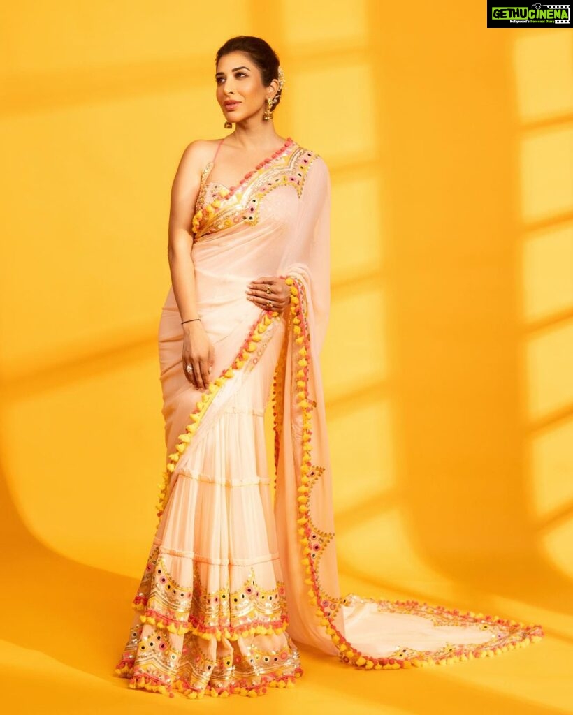 Sophie Choudry Instagram - Happiness is saris & modaks💛 #ganeshchaturthi #ganpati Outfit @gopivaiddesigns HMU @harryrajput64 📸 @ishanzaka #sari #pastelprettiness #styleinspo #desigiril #happiness #sophiechoudry
