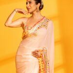 Sophie Choudry Instagram - Happiness is saris & modaks💛 #ganeshchaturthi #ganpati Outfit @gopivaiddesigns HMU @harryrajput64 📸 @ishanzaka #sari #pastelprettiness #styleinspo #desigiril #happiness #sophiechoudry