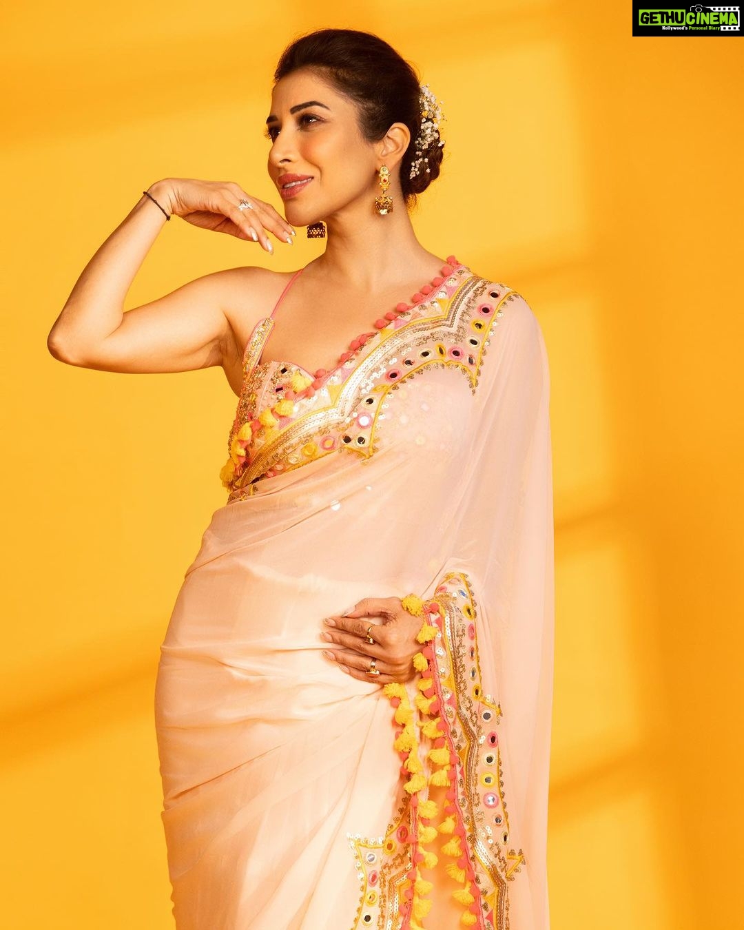 Sophie Choudry Instagram - Happiness is saris & modaks💛 #ganeshchaturthi #ganpati Outfit @gopivaiddesigns HMU @harryrajput64 📸 @ishanzaka #sari #pastelprettiness #styleinspo #desigiril #happiness #sophiechoudry