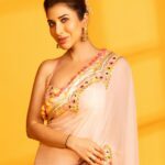 Sophie Choudry Instagram - Happiness is saris & modaks💛 #ganeshchaturthi #ganpati Outfit @gopivaiddesigns HMU @harryrajput64 📸 @ishanzaka #sari #pastelprettiness #styleinspo #desigiril #happiness #sophiechoudry