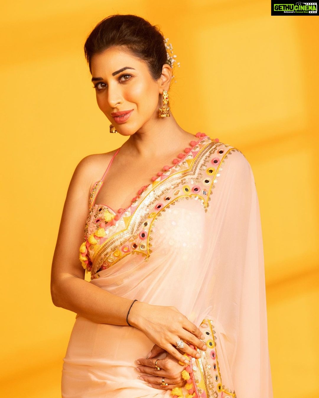 Sophie Choudry Instagram - Happiness is saris & modaks💛 #ganeshchaturthi #ganpati Outfit @gopivaiddesigns HMU @harryrajput64 📸 @ishanzaka #sari #pastelprettiness #styleinspo #desigiril #happiness #sophiechoudry