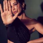 Sophie Choudry Instagram - Bling it on, Monday🖤 Outfit @shivanandnarresh Makeup @divyachablani15 Hair @loicindia Earrings @yogeshjasnaniofficial 📸 @visualaffairs_va Styling/coord @tanimakhosla Tku all of you for this amazing look!! #blackgown #legsfordays #redcarpetstyle #styleinspo #shivanandnarresh #beautyinspo #sophiechoudry #rubies