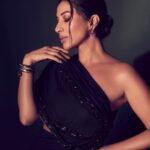 Sophie Choudry Instagram - Bling it on, Monday🖤 Outfit @shivanandnarresh Makeup @divyachablani15 Hair @loicindia Earrings @yogeshjasnaniofficial 📸 @visualaffairs_va Styling/coord @tanimakhosla Tku all of you for this amazing look!! #blackgown #legsfordays #redcarpetstyle #styleinspo #shivanandnarresh #beautyinspo #sophiechoudry #rubies
