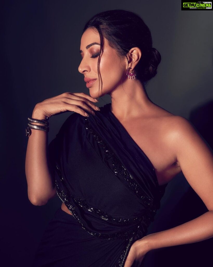 Sophie Choudry Instagram - Bling it on, Monday🖤 Outfit @shivanandnarresh Makeup @divyachablani15 Hair @loicindia Earrings @yogeshjasnaniofficial 📸 @visualaffairs_va Styling/coord @tanimakhosla Tku all of you for this amazing look!! #blackgown #legsfordays #redcarpetstyle #styleinspo #shivanandnarresh #beautyinspo #sophiechoudry #rubies
