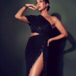 Sophie Choudry Instagram - Putting my best leg forward😉🖤 Congrats @shivanandnarresh on a fab show!! Outfit @shivanandnarresh Makeup @divyachablani15 Hair @loicindia Earrings @yogeshjasnaniofficial 📸 @visualaffairs_va Styling/coord @tanimakhosla Tku all of you for this amazing look!! #blackgown #legsfordays #redcarpetstyle #styleinspo #shivanandnarresh #beautyinspo #sophiechoudry #aboutlastnight