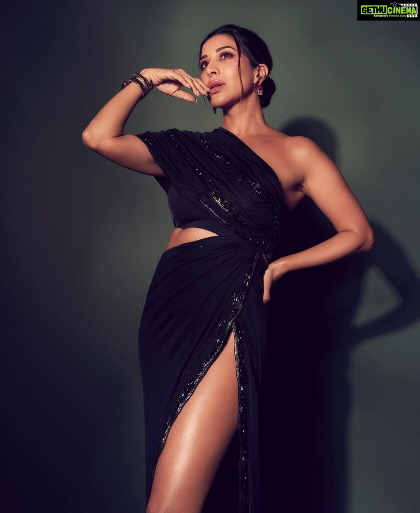 Sophie Choudry Instagram - Putting my best leg forward😉🖤 Congrats @shivanandnarresh on a fab show!! Outfit @shivanandnarresh Makeup @divyachablani15 Hair @loicindia Earrings @yogeshjasnaniofficial 📸 @visualaffairs_va Styling/coord @tanimakhosla Tku all of you for this amazing look!! #blackgown #legsfordays #redcarpetstyle #styleinspo #shivanandnarresh #beautyinspo #sophiechoudry #aboutlastnight