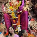 Sophie Choudry Instagram - Ganpati Bappa Morya🙏🏼❤️ Beautiful day, beautiful Darshan!#grateful #blessed #ganpati #lalbaughcharaja #newbeginnings Lal Baugh Cha Raja- Mumbai