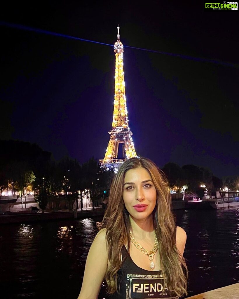 Sophie Choudry Instagram - Une seule nuit✨ #Paris #summer #aneveninginparis #takemeback #tbt #eiffeltower #latoureiffel #laseine #traveldiaries ##parisisalwaysagoodidea #sophiechoudry Paris , The City Of Love