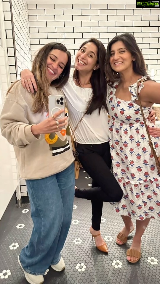 Soumya Seth Instagram - Girls Night - probably the best one in last few years- deep conversations and honest opinions and some alcohol!! We all together nailed it!! β€οΈβ€οΈππ
much love to these fantastic women, winning everyday at life πππ Great Falls, Virginia