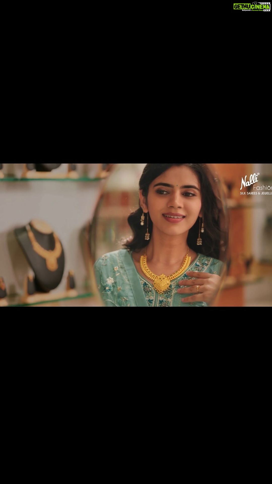 Soundariya Nanjundan Instagram - My New Ad on the big screen in theaters now 🎬 @nallisilksarees ✨ Director- @isanjaybharathi niranth_nalli @dhaarshan_ganesan @i.am.priya.k @actorabishekoff Dop - @gowtham__rajendran Music - @itscharankumar Edit - @vasanth_editor Stylist - @meenakshishreedharan Associate - @manoranjan_5 Manager - Ayyapillai Di - @magicpoststudio Sound - @voicceestore #soundariyananjundan #ad #commercial #advertising #video #2023 #film Chennai, India