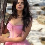 Soundariya Nanjundan Instagram - 🩷🩷 #hayyoda #jawan 🎥 - @karthikha_photography 🌸 🌸 #JoshMeinAaja @officialjoshapp @joshapp.tamil 🌸 🌸 #soundariyananjundan #kashmir #cinderella #instagram #reels #reelsinstagram #trending #india #destination #snow #winter #nature #mountains #photography #travel #mountain #love #naturephotography #winterwonderland #photooftheday #instagood #adventure #travelphotography #ice #picoftheday #beautiful #sky Kashmir