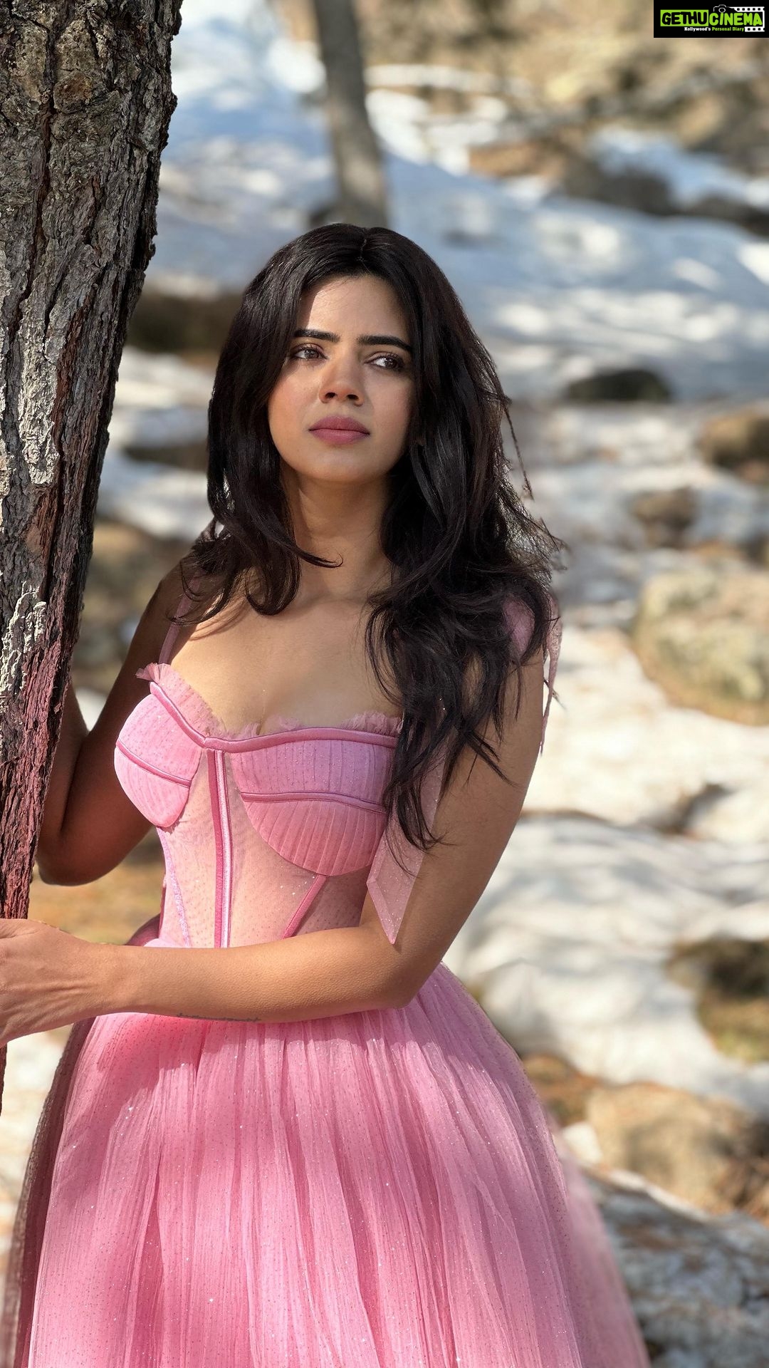 Soundariya Nanjundan - 24.9K Likes - 🩷🩷
#hayyoda #jawan
🎥 - @karthikha_photography
🌸
🌸
#JoshMeinAaja @officialjoshapp @joshapp.tamil
🌸
🌸
#soundariyananjundan #kashmir #cinderella #instagram #reels #reelsinstagram #trending #india #destination
#snow #winter #nature #mountains #photography #travel #mountain #love #naturephotography #winterwonderland #photooftheday #instagood #adventure #travelphotography #ice #picoftheday #beautiful #sky