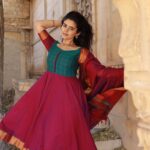 Soundariya Nanjundan Instagram – It’s a perfect salwar day❤️
.
Outfit- @instorefashions 
📸- @kavinilavan_filmmaker 
.

.

.

.

.

.
#soundariyananjundan  #photo #salwar #salwarsuits #indian #fashion #flowers #followforfollowback #like #instadaily #outfit #indianwear #ethnicwear #actor #actress #blogger #style #instadaily #outfitinspo #instagram #instalike #indianfashion #instapic #traditional #likesforlike #instagood #india #kollywood  #like #instagram #instaphoto #photography #ootd