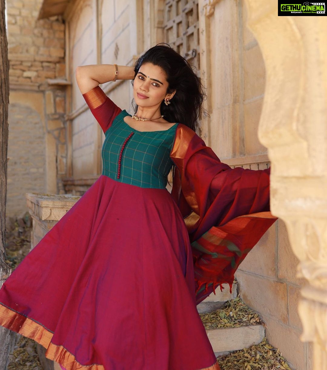 Soundariya Nanjundan Instagram - It's a perfect salwar day❤️ . Outfit- @instorefashions 📸- @kavinilavan_filmmaker . . . . . . #soundariyananjundan #photo #salwar #salwarsuits #indian #fashion #flowers #followforfollowback #like #instadaily #outfit #indianwear #ethnicwear #actor #actress #blogger #style #instadaily #outfitinspo #instagram #instalike #indianfashion #instapic #traditional #likesforlike #instagood #india #kollywood #like #instagram #instaphoto #photography #ootd