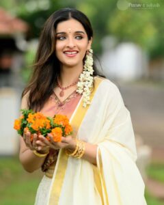 Sowmya Menon Instagram - 🌻🦋❤️

📷 @pranavcsubash_photography
👗@asthrafashionhub 

#skr #onamseries #happyonam #festival