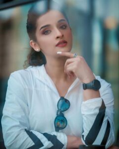Sowmya Menon Instagram - Aspiring beam of love and light 🦋✨❤️

📷 @vibethinks
💄 @alsaa_beauty

#Hisprincess #shootdays #actorslife