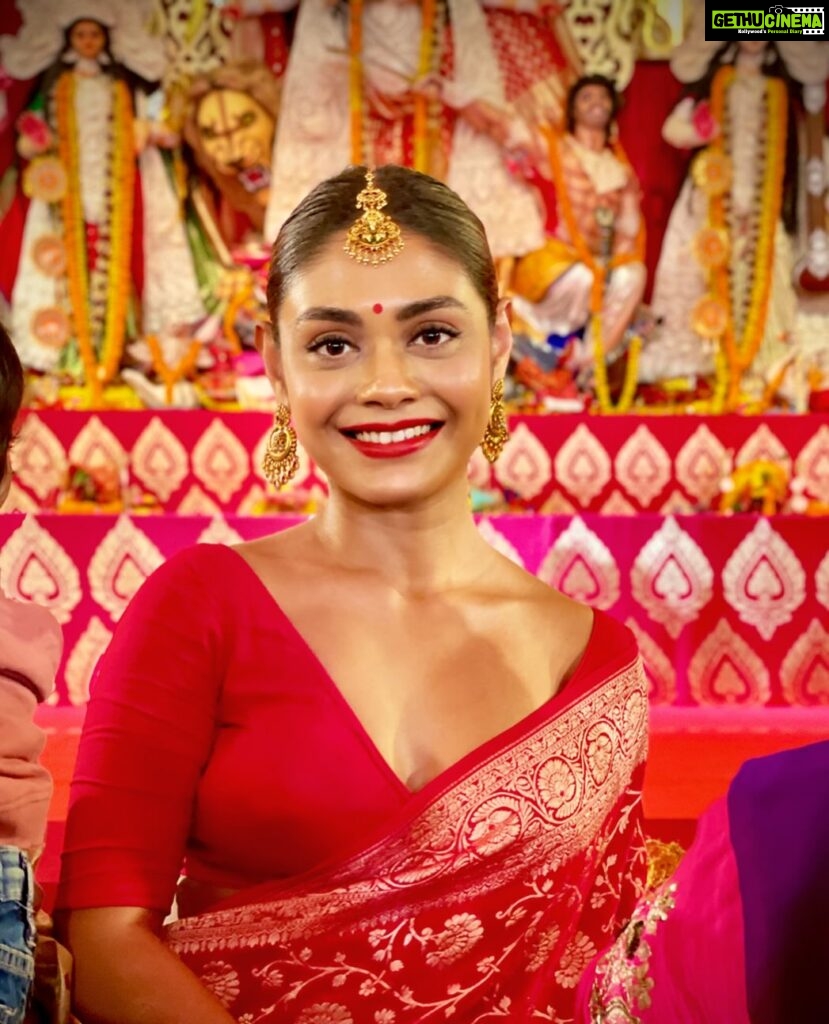 Sreejita De Instagram - It’s Durga Poojo time! Saree - @odhniworld Styled by - @Styleitupwithraavi @littlepuffsofhappiness Jewelleries @kushalsfashionjewellery #duggadugga #durgapuja #festival #festivewear #indianbride #indianfestival #bengali #sreejitade
