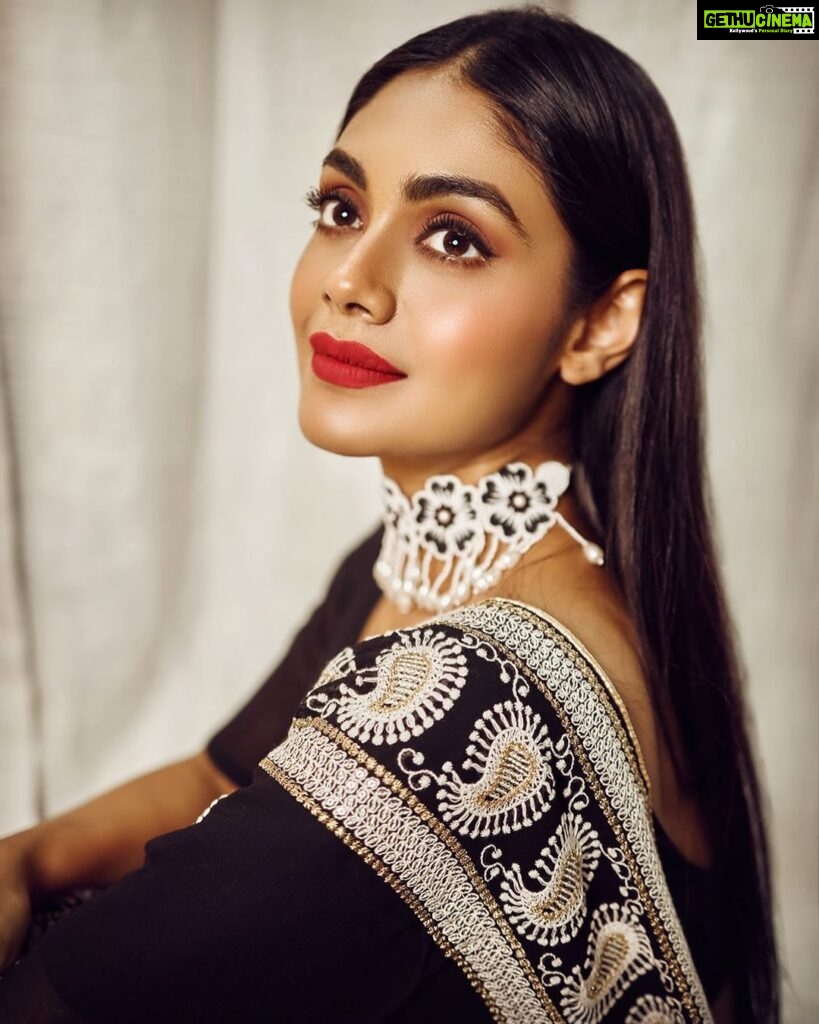 Sreejita De Instagram - Elegance is not about being noticed, it’s about being remembered… Shot by @ashish_sawant__ Styled by @ashnaamakhijani Wearing @garvili #photooftheday #oldisgold #indian #instagram #instagood #instadaily #photoshoot #fashion #instyle #sreejitade