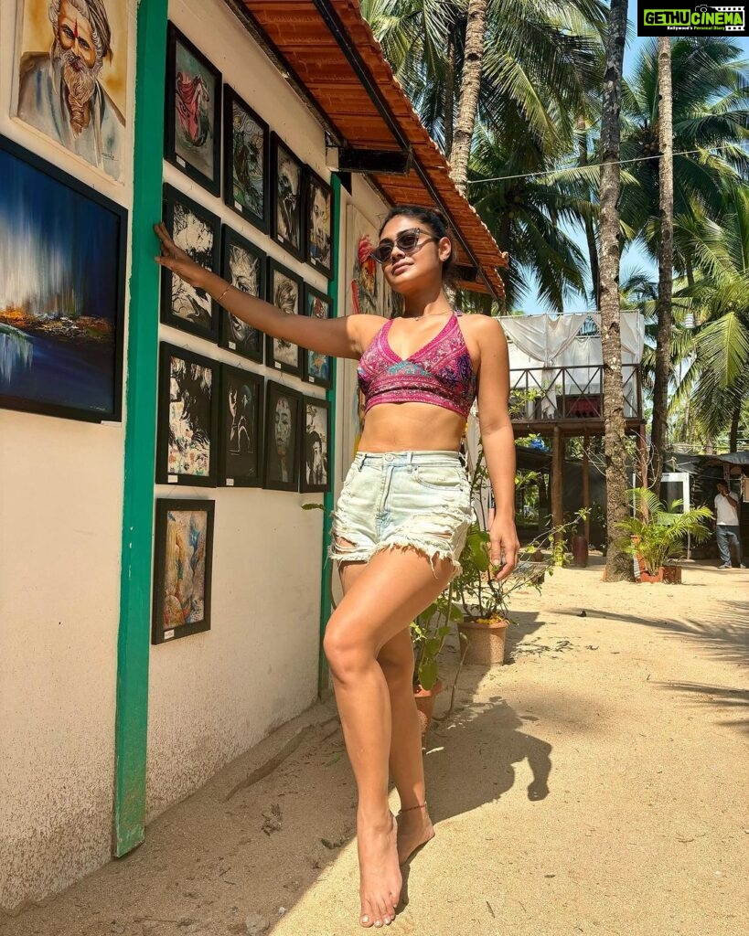 Sreejita De Instagram - Feeling golden ✨☀️🏝️ 📸 My Hubbs @michael_b.p ❤️ #goa #palolembeach #youandme #beachlife #beachday #sunandsand #tan #sunshine #instagram #instagood #sreejitade