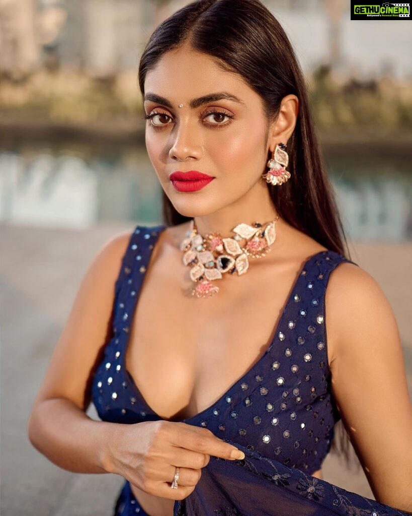 Sreejita De Instagram - Covered in glitter! ✨ Wearing @fittingroomcouture Jewellery @muskaan_designer_jewellery Styled by @ashnaamakhijani Shot by @ashish_sawant__ #fashion #indianwear #sreejitade