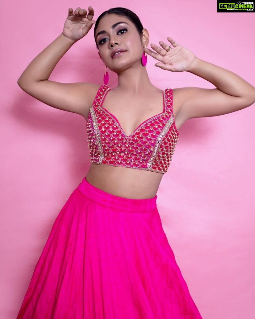 Sreejita De Instagram - Feeling pink! Happy Navratri to everyone 🙏💕 Styling @littlepuffsofhappiness @styleitupwithraavi PR @mad.micron Outfit @anishashettyofficial Earrings @cherryblossom.designs MUA @akenkshadhal Photographer @potraitdeewana #navratri #navratrispecial #indian #indianfashion #indianfestival #indianbride #photoshoot #instagram #sreejitade