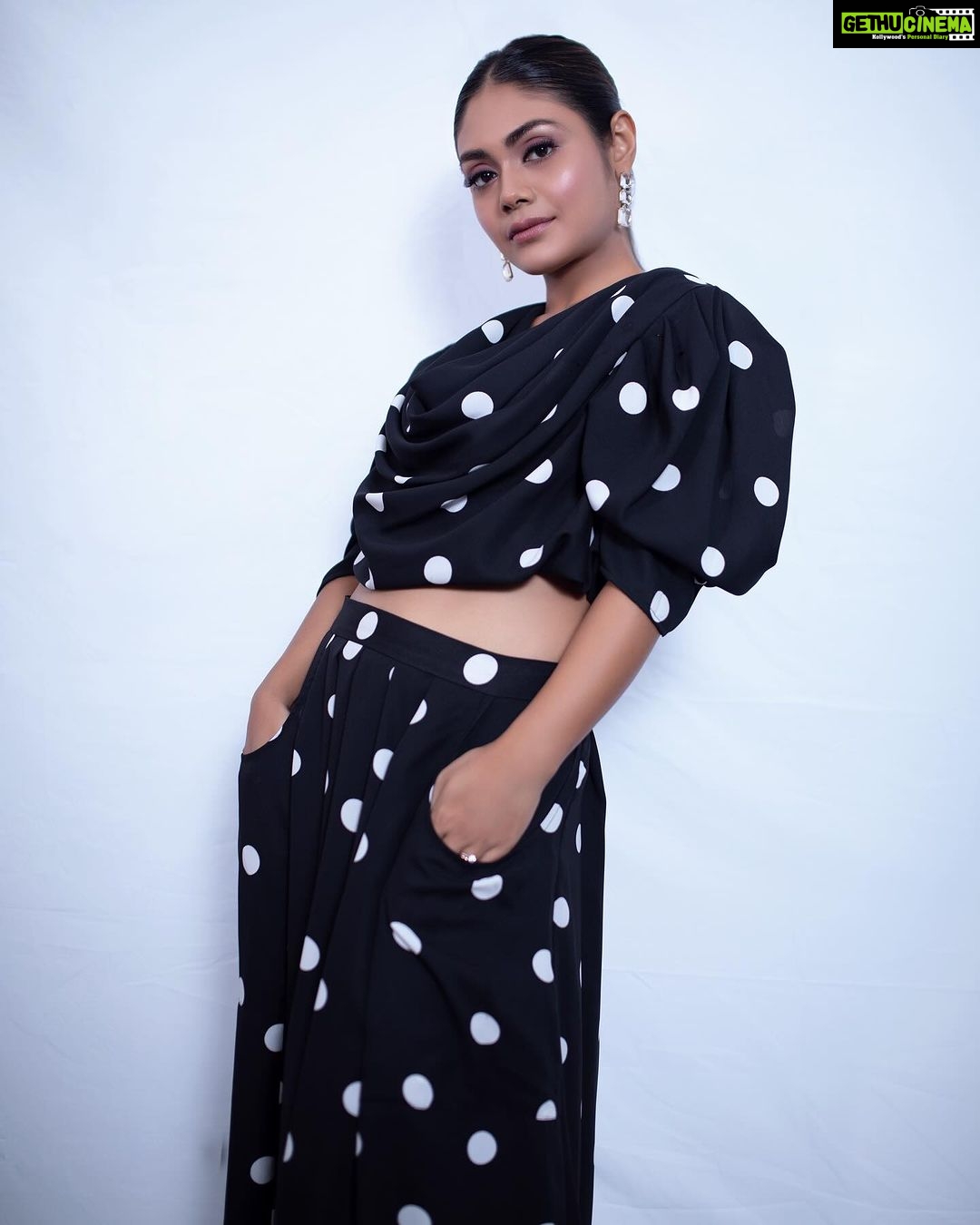 Sreejita De Instagram - Get inspired and inspire others π Outfit @barrooni.in Styling @littlepuffsofhappiness @styleitupwithraavi PR @mad.micron MUA @akenkshadhal Photographer @potraitdeewana #photoshoot #instaphoto #instagram #instagood #fashion #instadaily #instafashion #photography #sreejitade