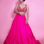 Sreejita De Instagram – Feeling pink! Happy Navratri to everyone 🙏💕

Styling @littlepuffsofhappiness @styleitupwithraavi
PR @mad.micron
Outfit @anishashettyofficial
Earrings @cherryblossom.designs
MUA @akenkshadhal
Photographer @potraitdeewana

#navratri #navratrispecial #indian #indianfashion #indianfestival #indianbride #photoshoot #instagram #sreejitade