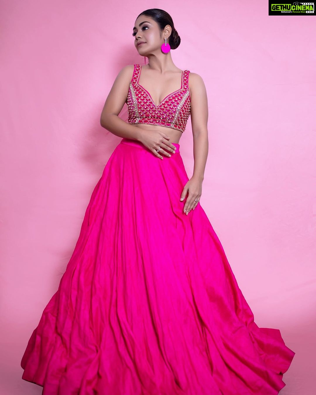 Sreejita De Instagram - Feeling pink! Happy Navratri to everyone ππ Styling @littlepuffsofhappiness @styleitupwithraavi PR @mad.micron Outfit @anishashettyofficial Earrings @cherryblossom.designs MUA @akenkshadhal Photographer @potraitdeewana #navratri #navratrispecial #indian #indianfashion #indianfestival #indianbride #photoshoot #instagram #sreejitade