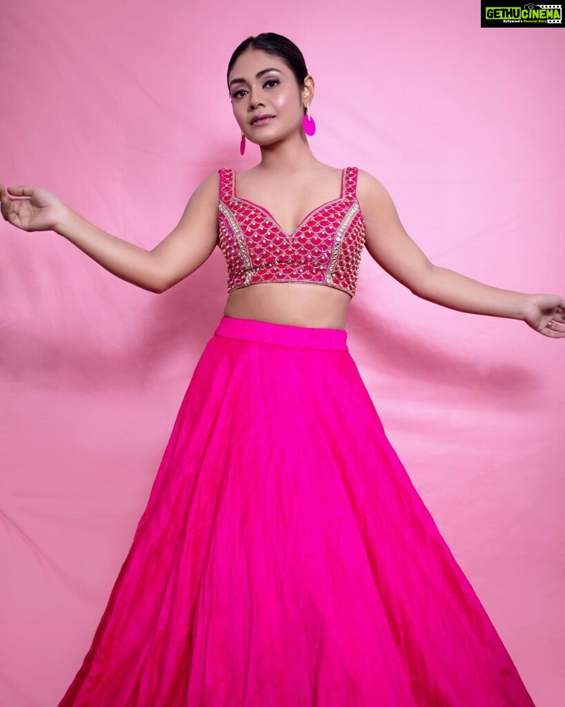 Sreejita De Instagram - Feeling pink! Happy Navratri to everyone 🙏💕 Styling @littlepuffsofhappiness @styleitupwithraavi PR @mad.micron Outfit @anishashettyofficial Earrings @cherryblossom.designs MUA @akenkshadhal Photographer @potraitdeewana #navratri #navratrispecial #indian #indianfashion #indianfestival #indianbride #photoshoot #instagram #sreejitade