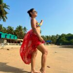 Sreejita De Instagram – Surrendering to the beauty of nature. 🌊☀️🏝️

📸 @michael_b.p ❤️

#liveyourlife #loveyourself #goa #beachlife #bikini #waterbaby #wifey #tanned #sreejitade