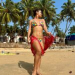 Sreejita De Instagram – Surrendering to the beauty of nature. 🌊☀️🏝️

📸 @michael_b.p ❤️

#liveyourlife #loveyourself #goa #beachlife #bikini #waterbaby #wifey #tanned #sreejitade