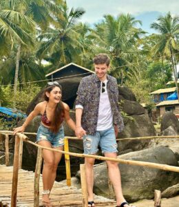 Sreejita De Instagram - You by my side…. ❤️🧿

#goa #birthdaytrip #goabeach #beachlife #beach #beachvibes #palmtrees #bluesky #instagood #instagram #youandme #couplegoals #husbandandwife #sreejitade #michaelblohmpape