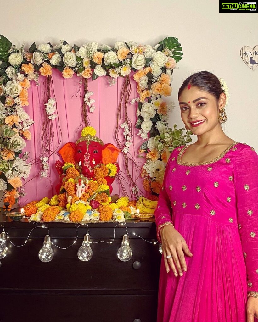 Sreejita De Instagram - Om Ganeshay namah 🕉️🙏🏼🧿❤️ Wearing @springdiariesstore @oakpinionpr Earrings @kushalsfashionjewellery #ganpatibappamorya #ganpati #festive #indian #indianwear #festivemood #instamood #instagram #sreejitade