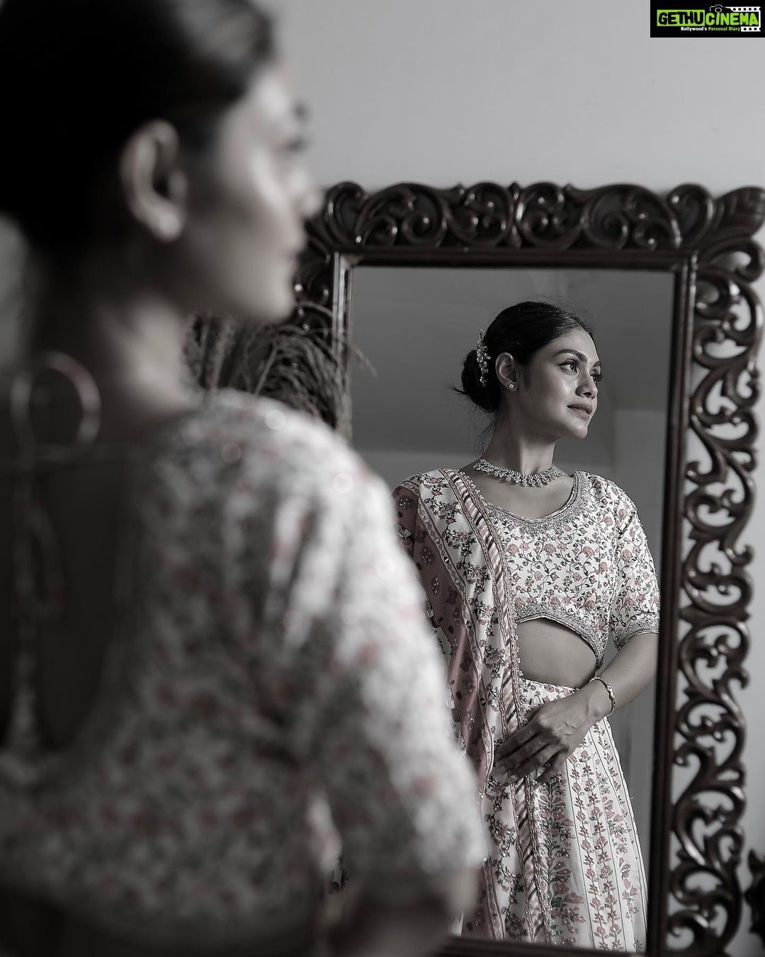 Sreejita De Instagram - Self-admiration… It’s very important. Wearing @rajarani_couture @rajarani_coaching Shot by @lsd.photography.official #photooftheday #photography #indianwear #indianbride #sreejitade #instagram #instagood #instadaily
