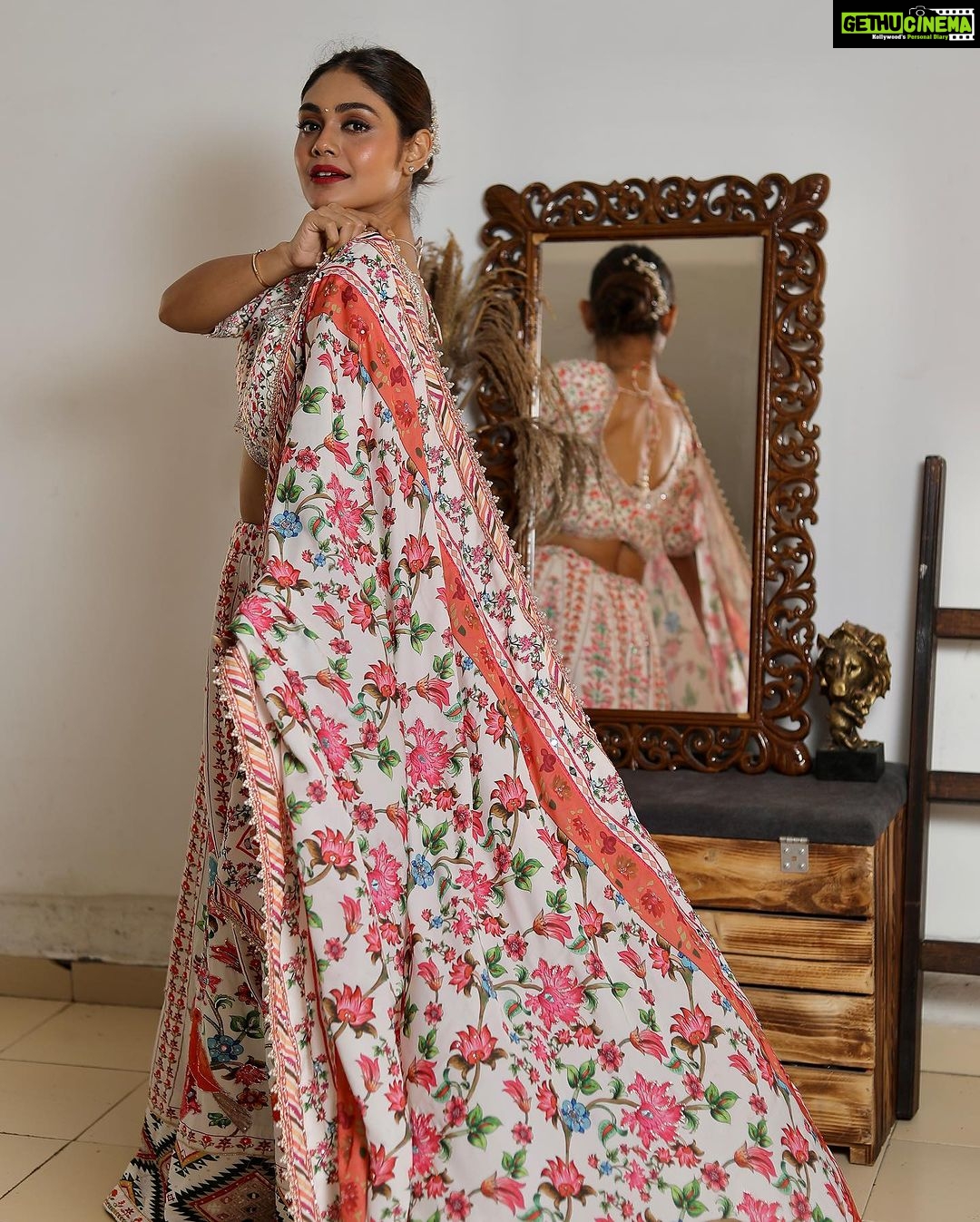 Sreejita De Instagram - Self-admiration… It’s very important. Wearing @rajarani_couture @rajarani_coaching Shot by @lsd.photography.official #photooftheday #photography #indianwear #indianbride #sreejitade #instagram #instagood #instadaily
