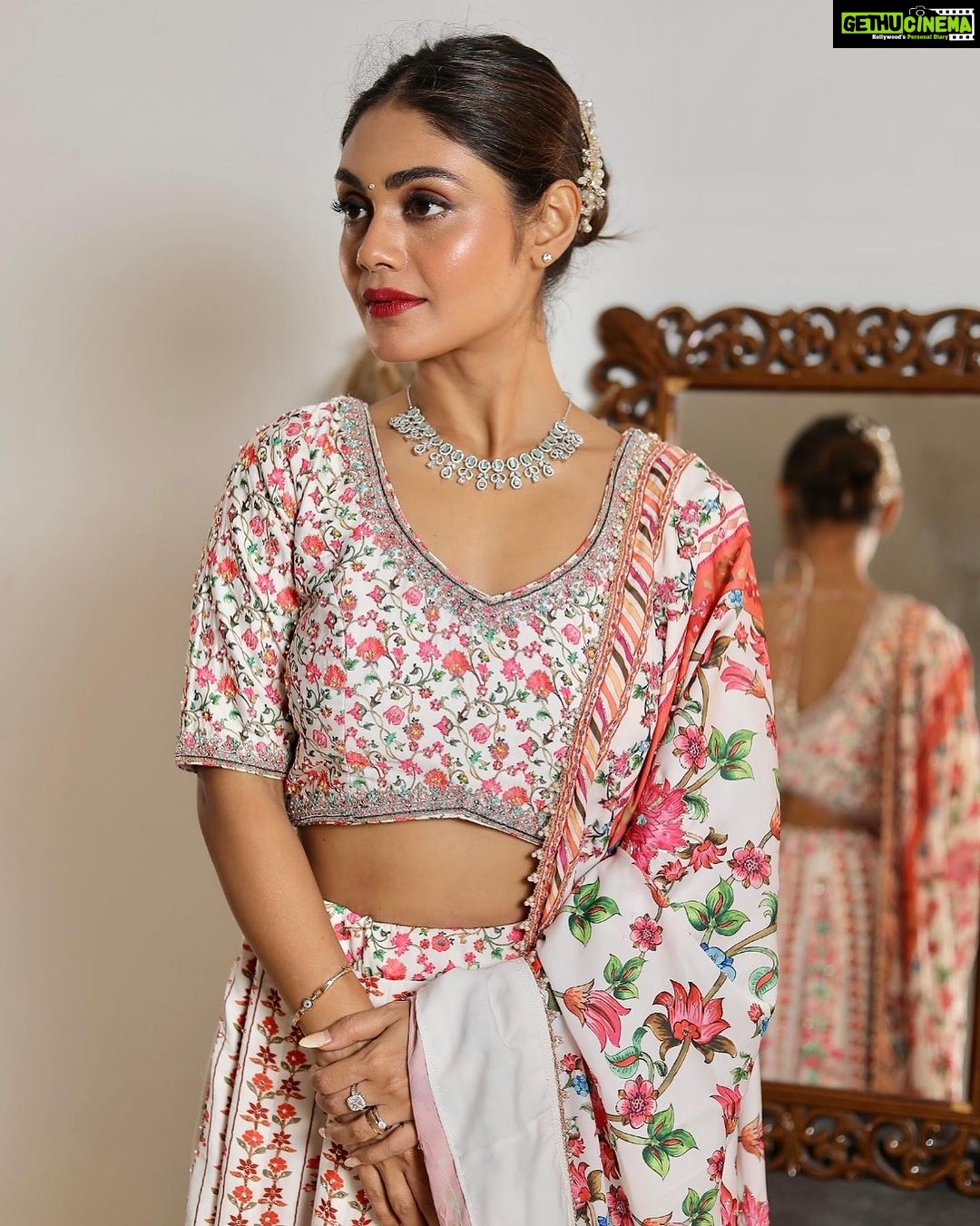 Sreejita De Instagram - Self-admiration… It’s very important. Wearing @rajarani_couture @rajarani_coaching Shot by @lsd.photography.official #photooftheday #photography #indianwear #indianbride #sreejitade #instagram #instagood #instadaily