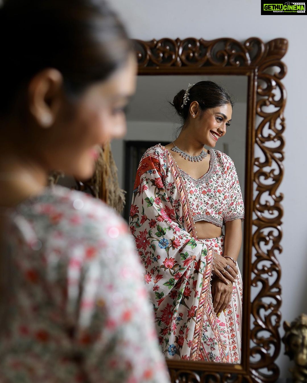Sreejita De Instagram - Self-admiration… It’s very important. Wearing @rajarani_couture @rajarani_coaching Shot by @lsd.photography.official #photooftheday #photography #indianwear #indianbride #sreejitade #instagram #instagood #instadaily