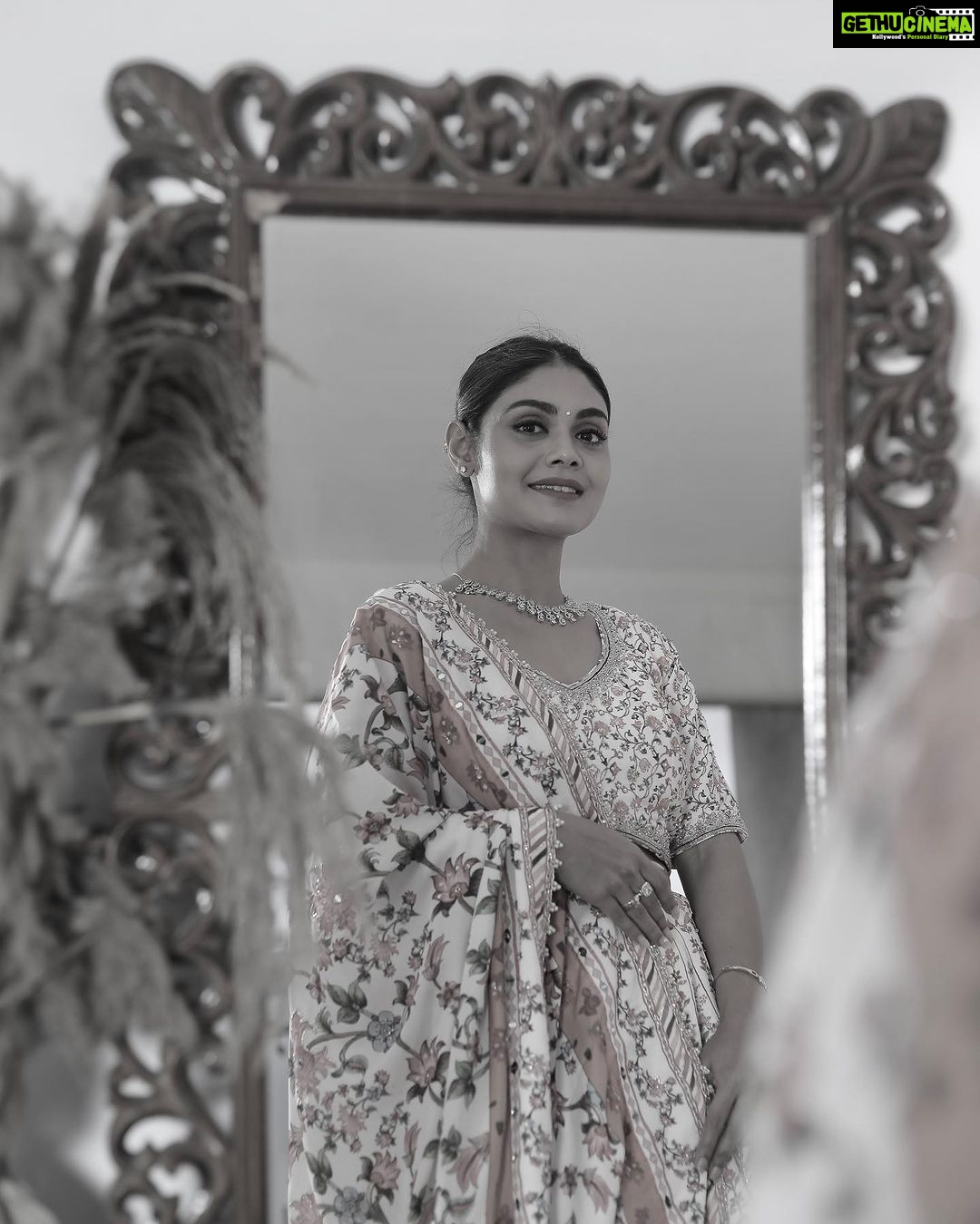 Sreejita De Instagram - Self-admiration… It’s very important. Wearing @rajarani_couture @rajarani_coaching Shot by @lsd.photography.official #photooftheday #photography #indianwear #indianbride #sreejitade #instagram #instagood #instadaily