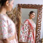 Sreejita De Instagram - Self-admiration… It’s very important. Wearing @rajarani_couture @rajarani_coaching Shot by @lsd.photography.official #photooftheday #photography #indianwear #indianbride #sreejitade #instagram #instagood #instadaily