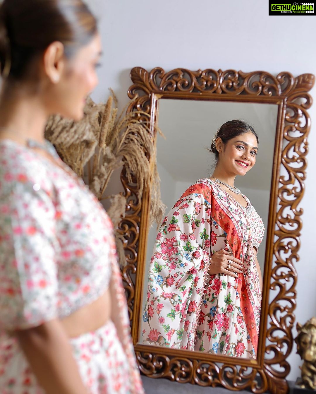 Sreejita De Instagram - Self-admiration… It’s very important. Wearing @rajarani_couture @rajarani_coaching Shot by @lsd.photography.official #photooftheday #photography #indianwear #indianbride #sreejitade #instagram #instagood #instadaily