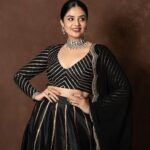 Sreemukhi Instagram - 🖤✨ Styling @greeshma_krishna.k Outfit @label_swathyreddy Jewellery @goyazsilverjewellery PC @manoj_gangula Makeup @nookesh.malla Hair @mahesh_ravulapalli #sreemukhi