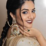 Sreemukhi Instagram - ✨✨✨✨ Styling @greeshma_krishna.k Outfit @maramsclothing_official Jewellery @fashioncurvee PC @manoj_gangula Makeup @nookesh.malla Hair @mahesh_ravulapalli #sreemukhi
