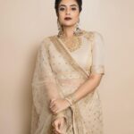 Sreemukhi Instagram - ✨✨✨✨ Styling @greeshma_krishna.k Outfit @maramsclothing_official Jewellery @fashioncurvee PC @manoj_gangula Makeup @nookesh.malla Hair @mahesh_ravulapalli #sreemukhi